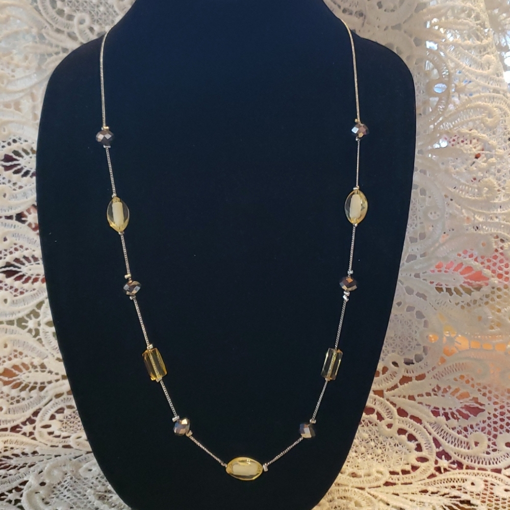 NWT Simple silver tone necklace w/yellow beads!
